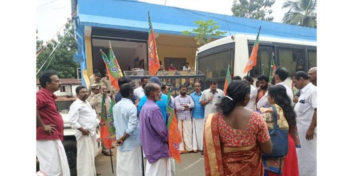 പെരുനാട്ടിൽ ഗൃഹനാഥൻ ആത്മഹത്യ ചെയ്ത സംഭവം ; യുവമോർച്ച പ്രതിഷേധ ധർണ്ണ സംഘടിപ്പിച്ചു പെരുനാട്ടിൽ ഗൃഹനാഥൻ ആത്മഹത്യ ചെയ്ത സംഭവം ; യുവമോർച്ച പ്രതിഷേധ ധർണ്ണ സംഘടിപ്പിച്ചു