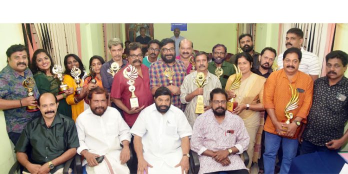 തിലകൻ സ്മാരകവേദിയുടെ നാടക മത്സരത്തിൻറെ അവാർഡ് വിതരണം നടത്തി തിലകൻ സ്മാരകവേദിയുടെ നാടക മത്സരത്തിൻറെ അവാർഡ് വിതരണം നടത്തി