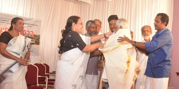 വഞ്ചിപ്പാട്ട് കലാകാരന്മാരെ ആദരിച്ചു വഞ്ചിപ്പാട്ട് കലാകാരന്മാരെ ആദരിച്ചു