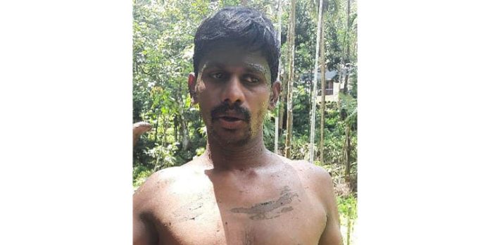 വയലിൽ ചെളിയിൽ പുത്തഞ്ഞുകിടന്നയാളെ പോലീസ് രക്ഷപ്പെടുത്തി വയലിൽ ചെളിയിൽ പുത്തഞ്ഞുകിടന്നയാളെ പോലീസ് രക്ഷപ്പെടുത്തി