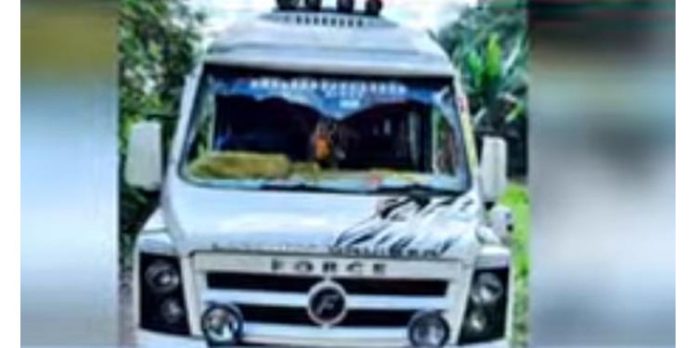 കണ്ണൂരില് പോപ്പുലര് ഫ്രണ്ട് പ്രവര്ത്തകര് ട്രാവലര് അടിച്ചു തകര്ത്തു കണ്ണൂരില് പോപ്പുലര് ഫ്രണ്ട് പ്രവര്ത്തകര് ട്രാവലര് അടിച്ചു തകര്ത്തു