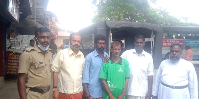 കടത്തിണ്ണയിൽ അന്തിയുറങ്ങിയയാളെ സുരക്ഷിത ഇടത്തിലെത്തിച്ച് പോലീസ് കടത്തിണ്ണയിൽ അന്തിയുറങ്ങിയയാളെ സുരക്ഷിത ഇടത്തിലെത്തിച്ച് പോലീസ്