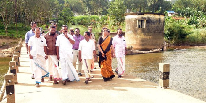 കുരുമ്പന് മൂഴിയിലും അരയാഞ്ഞിലിമണ്ണിലും സുരക്ഷിതമായ നടപ്പാലം നിര്മിക്കും : മന്ത്രി കെ. രാധാകൃഷ്ണന് കുരുമ്പന് മൂഴിയിലും അരയാഞ്ഞിലിമണ്ണിലും സുരക്ഷിതമായ നടപ്പാലം നിര്മിക്കും : മന്ത്രി കെ. രാധാകൃഷ്ണന്