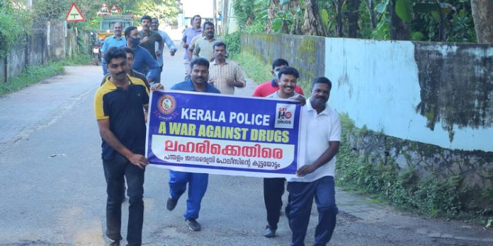 ലഹരിമരുന്നിന്റെ വിപത്തിൽ നിന്ന് സമൂഹത്തെ രക്ഷിക്കാൻ ‘യോദ്ധാവ്’ പദ്ധതിയുമായി പോലീസ് ലഹരിമരുന്നിന്റെ വിപത്തിൽ നിന്ന് സമൂഹത്തെ രക്ഷിക്കാൻ ‘യോദ്ധാവ്’ പദ്ധതിയുമായി പോലീസ്