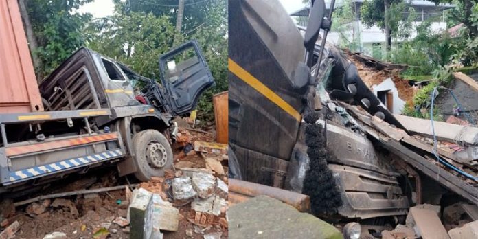 നെയ്യാറ്റിൻകരയിൽ ലോറി വീട്ടിലേക്ക് ഇടിച്ചുകയറി ; വീട്ടംഗങ്ങൾ രക്ഷപ്പെട്ടത് തലനാരിഴയ്ക്ക് നെയ്യാറ്റിൻകരയിൽ ലോറി വീട്ടിലേക്ക് ഇടിച്ചുകയറി ; വീട്ടംഗങ്ങൾ രക്ഷപ്പെട്ടത് തലനാരിഴയ്ക്ക്