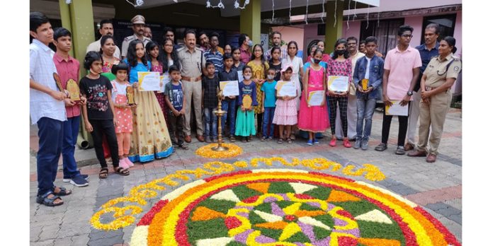 കുട്ടികൾക്കായി ചിത്രരചനാമത്സരം നടത്തി പോലീസ് കുട്ടികൾക്കായി ചിത്രരചനാമത്സരം നടത്തി പോലീസ്
