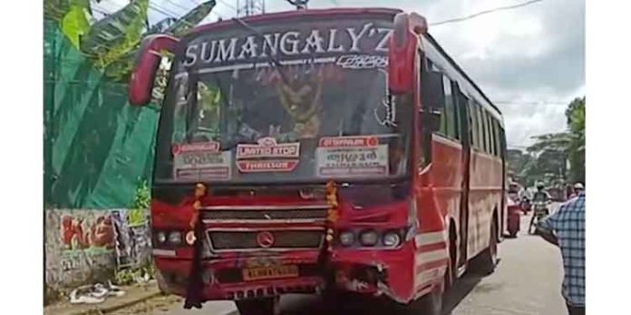 സ്വകാര്യ ബസ് അഞ്ചോളം വാഹനങ്ങളില് ഇടിച്ച് അപകടം സ്വകാര്യ ബസ് അഞ്ചോളം വാഹനങ്ങളില് ഇടിച്ച് അപകടം