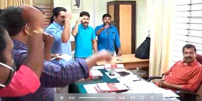 പത്തനംതിട്ട മിനി സിവിൽ സ്റ്റേഷനിൽ മൂന്നു ദിവസമായി വെള്ളമില്ല ; തഹസിൽദാരെ കേരള എൻ.ജി.ഒ.സംഘ് ഉപരോധിച്ചു പത്തനംതിട്ട മിനി സിവിൽ സ്റ്റേഷനിൽ മൂന്നു ദിവസമായി വെള്ളമില്ല ; തഹസിൽദാരെ കേരള എൻ.ജി.ഒ.സംഘ് ഉപരോധിച്ചു
