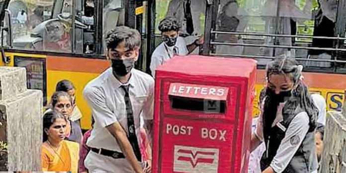 ആയിരക്കണക്കിന് കത്തുകളുമായി ഒരു കൂട്ടം വിദ്യാർഥികൾ പോസ്റ്റ് ഓഫീസിൽ ആയിരക്കണക്കിന് കത്തുകളുമായി ഒരു കൂട്ടം വിദ്യാർഥികൾ പോസ്റ്റ് ഓഫീസിൽ