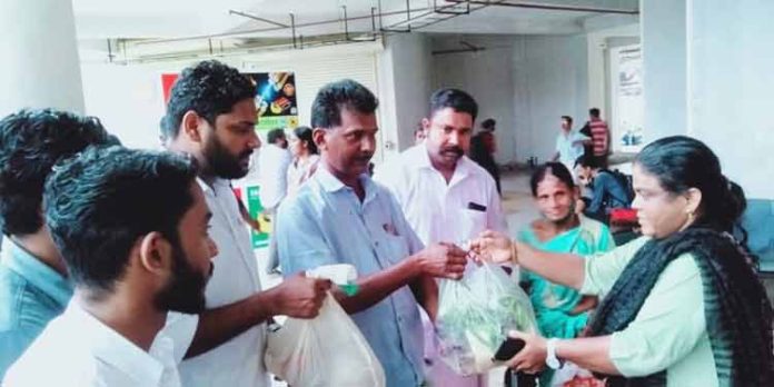 സർക്കാർ കൈവിട്ട കെഎസ്ആർടിസി ജീവനക്കാർക്ക് ആശ്വാസമായി യൂത്ത് കോൺഗ്രസ് സർക്കാർ കൈവിട്ട കെഎസ്ആർടിസി ജീവനക്കാർക്ക് ആശ്വാസമായി യൂത്ത് കോൺഗ്രസ്