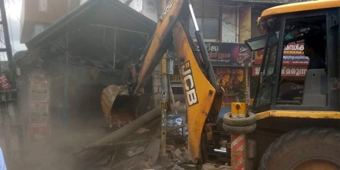സംസ്ഥാന പാത നിർമ്മാണത്തിന് തടസമായി നിന്നിരുന്ന കെട്ടിടം പൊളിച്ച് നീക്കി സംസ്ഥാന പാത നിർമ്മാണത്തിന് തടസമായി നിന്നിരുന്ന കെട്ടിടം പൊളിച്ച് നീക്കി