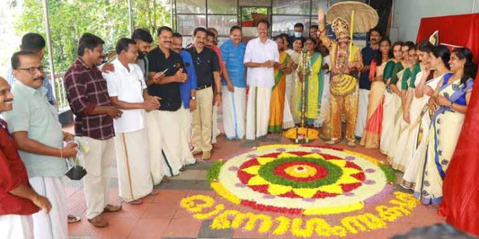 മാവേലിയോടൊപ്പം ജില്ലാ പഞ്ചായത്തിന്റെ ഓണാഘോഷം മാവേലിയോടൊപ്പം ജില്ലാ പഞ്ചായത്തിന്റെ ഓണാഘോഷം