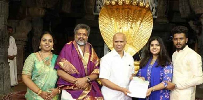 തിരുപ്പതി ക്ഷേത്രത്തിന് ഒരു കോടി സമര്പ്പിച്ച് ദമ്പതികള് തിരുപ്പതി ക്ഷേത്രത്തിന് ഒരു കോടി സമര്പ്പിച്ച് ദമ്പതികള്