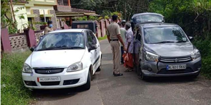 വലിയകാവ് റോഡില് ചിറയ്ക്കല്പടി ജംങ്ഷനില് ഓട്ടോറിക്ഷയും കാറും കൂട്ടിയിടിച്ചു വലിയകാവ് റോഡില് ചിറയ്ക്കല്പടി ജംങ്ഷനില് ഓട്ടോറിക്ഷയും കാറും കൂട്ടിയിടിച്ചു
