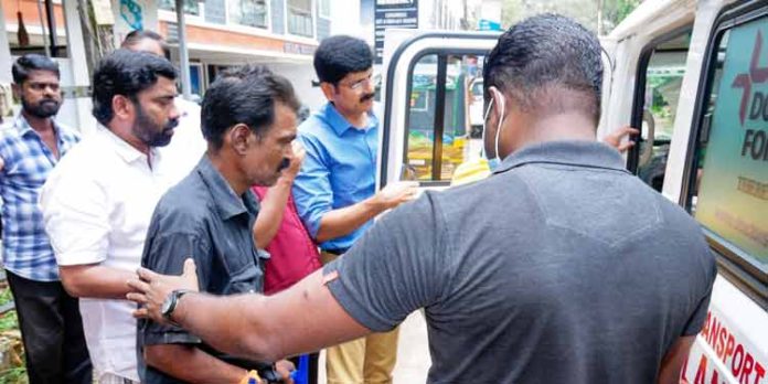 തെരുവില് ദുരിതമനുഭവിച്ച സുധീഷിന് സാമൂഹ്യ നീതി വകുപ്പിന്റെ സാന്ത്വനം തെരുവില് ദുരിതമനുഭവിച്ച സുധീഷിന് സാമൂഹ്യ നീതി വകുപ്പിന്റെ സാന്ത്വനം