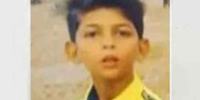 പാകിസ്താനില് 12 കാരനായ മകനെ അച്ഛന് കത്തിച്ച് കൊന്നു പാകിസ്താനില് 12 കാരനായ മകനെ അച്ഛന് കത്തിച്ച് കൊന്നു
