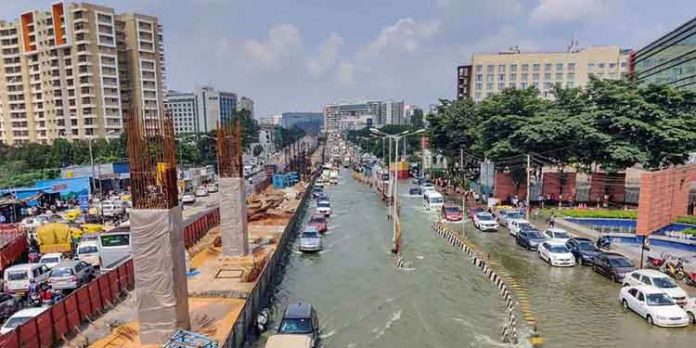 കനത്തമഴ ; ഗതാഗതകുരുക്കില്പ്പെട്ട് ബെംഗളൂരു കനത്തമഴ ; ഗതാഗതകുരുക്കില്പ്പെട്ട് ബെംഗളൂരു