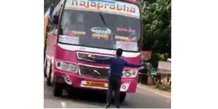 വിദ്യാര്ത്ഥികളെ ബസ്സില് കയറ്റിയില്ല ; ബസ് തടഞ്ഞ് പ്രിന്സിപ്പല് വിദ്യാര്ത്ഥികളെ ബസ്സില് കയറ്റിയില്ല ; ബസ് തടഞ്ഞ് പ്രിന്സിപ്പല്