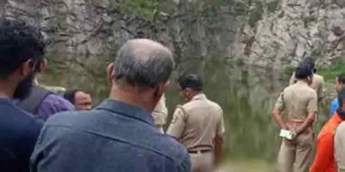 യുവതിയെ ക്വാറിക്കുളത്തില് മരിച്ച നിലയില് കണ്ടെത്തി യുവതിയെ ക്വാറിക്കുളത്തില് മരിച്ച നിലയില് കണ്ടെത്തി