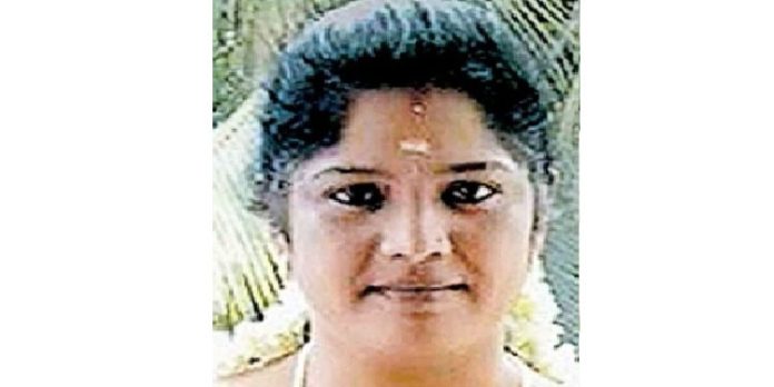 കുടുംബ വഴക്കിനെത്തുടര്ന്ന് തീകൊളുത്തി ജീവനൊടുക്കാന് ശ്രമിച്ച് ചികിത്സയില് കഴിഞ്ഞിരുന്ന ദമ്പതികളില് ഭാര്യ മരിച്ചു കുടുംബ വഴക്കിനെത്തുടര്ന്ന് തീകൊളുത്തി ജീവനൊടുക്കാന് ശ്രമിച്ച് ചികിത്സയില് കഴിഞ്ഞിരുന്ന ദമ്പതികളില് ഭാര്യ മരിച്ചു