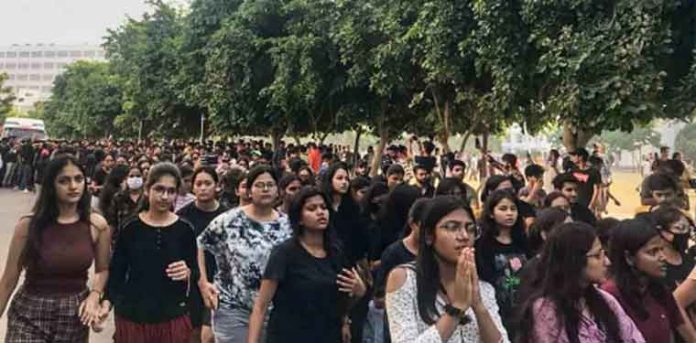വനിതാ ഹോസ്റ്റലിലെ ദൃശ്യങ്ങള് പകര്ത്തിയ സംഭവം ; ആണ്സുഹൃത്തുക്കള്ക്ക് പോൺസൈറ്റുമായി ബന്ധം വനിതാ ഹോസ്റ്റലിലെ ദൃശ്യങ്ങള് പകര്ത്തിയ സംഭവം ; ആണ്സുഹൃത്തുക്കള്ക്ക് പോൺസൈറ്റുമായി ബന്ധം