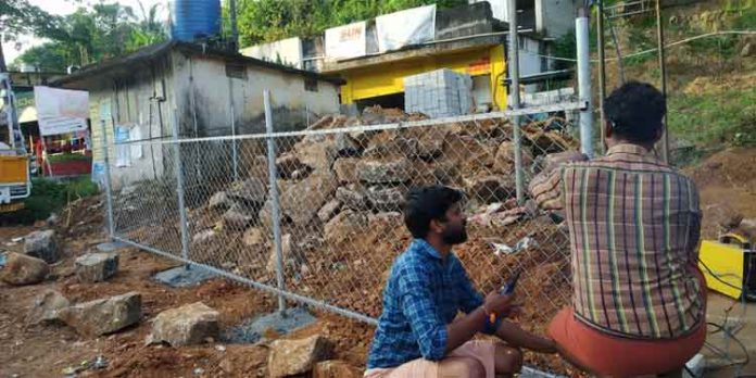 പെരുനാട്ടില് ആത്മഹത്യ ചെയ്ത ബാബുവിന്റെ കയ്യേറ്റ സ്ഥലം ഒഴിപ്പിച്ച് ഫെൻസിംഗ് ഇട്ട് സുരക്ഷിതമാക്കി നല്കി ബിജെപി പെരുനാട്ടില് ആത്മഹത്യ ചെയ്ത ബാബുവിന്റെ കയ്യേറ്റ സ്ഥലം ഒഴിപ്പിച്ച് ഫെൻസിംഗ് ഇട്ട് സുരക്ഷിതമാക്കി നല്കി ബിജെപി