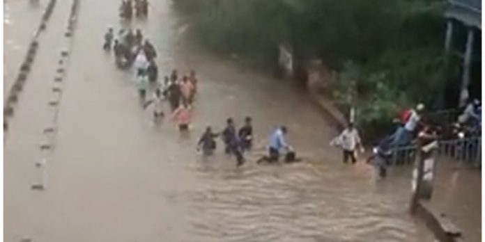 കനത്തമഴയില് മുങ്ങി ഗുരുഗ്രാം, റോഡ് പുഴയായി ; മണിക്കൂറുകള് നീണ്ട ഗതാഗതക്കുരുക്ക്, 13 മരണം കനത്തമഴയില് മുങ്ങി ഗുരുഗ്രാം, റോഡ് പുഴയായി ; മണിക്കൂറുകള് നീണ്ട ഗതാഗതക്കുരുക്ക്, 13 മരണം