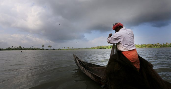 കൊച്ചിക്കായലിൽ വള്ളം മുങ്ങി ഒരാളെ കാണാതായി കൊച്ചിക്കായലിൽ വള്ളം മുങ്ങി ഒരാളെ കാണാതായി