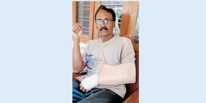 തെരുവ് നായയുടെ ആക്രമണം : രക്ഷപ്പെടാൻ ശ്രമിച്ച വിമുക്തഭടന്റെ കൈയ്ക്ക് പരിക്ക് തെരുവ് നായയുടെ ആക്രമണം : രക്ഷപ്പെടാൻ ശ്രമിച്ച വിമുക്തഭടന്റെ കൈയ്ക്ക് പരിക്ക്