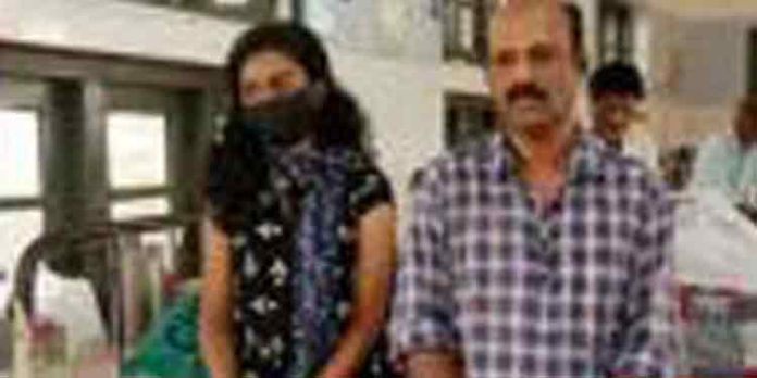 ഒടുവിൽ രേഷ്മയ്ക്ക് കൺസഷൻ ; കെഎസ്ആർടിസി ജീവനക്കാർ വീട്ടിലെത്തി പാസ് കൈമാറി ഒടുവിൽ രേഷ്മയ്ക്ക് കൺസഷൻ ; കെഎസ്ആർടിസി ജീവനക്കാർ വീട്ടിലെത്തി പാസ് കൈമാറി