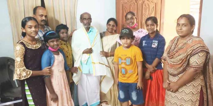 പാലയ്ക്കൽത്തകിടി സെന്റ്.മേരീസ് സർക്കാർ സ്കൂള് അദ്ധ്യാപക ദിനത്തിൽ അദ്ധ്യാപകരുടെ വീടുകളിലെത്തി ആദരവ് നല്കി പാലയ്ക്കൽത്തകിടി സെന്റ്.മേരീസ് സർക്കാർ സ്കൂള് അദ്ധ്യാപക ദിനത്തിൽ അദ്ധ്യാപകരുടെ വീടുകളിലെത്തി ആദരവ് നല്കി