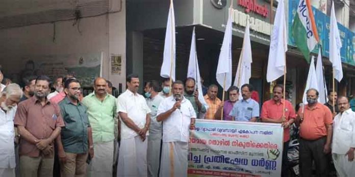 വ്യാപാരികളുടെ പ്രതിഷേധം ഫലം കണ്ടു ; വര്ദ്ധിപ്പിച്ച തൊഴില്നികുതി പത്തനംതിട്ട നഗരസഭ വേണ്ടെന്നു വെച്ചു വ്യാപാരികളുടെ പ്രതിഷേധം ഫലം കണ്ടു ; വര്ദ്ധിപ്പിച്ച തൊഴില്നികുതി പത്തനംതിട്ട നഗരസഭ വേണ്ടെന്നു വെച്ചു