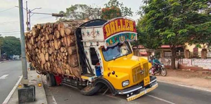 ചരക്ക് വാഹനങ്ങളിൽ അമിതഭാരം ; നടപടിയുമായി മോട്ടോർ വാഹന വകുപ്പ് ചരക്ക് വാഹനങ്ങളിൽ അമിതഭാരം ; നടപടിയുമായി മോട്ടോർ വാഹന വകുപ്പ്
