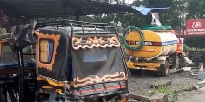 ഓട്ടോറിക്ഷയും മിനി ലോറിയും കൂട്ടിയിടിച്ച് രണ്ട് സ്ത്രീകള് മരിച്ചു ; മൂന്ന് പേര്ക്ക് പരിക്ക് ഓട്ടോറിക്ഷയും മിനി ലോറിയും കൂട്ടിയിടിച്ച് രണ്ട് സ്ത്രീകള് മരിച്ചു ; മൂന്ന് പേര്ക്ക് പരിക്ക്