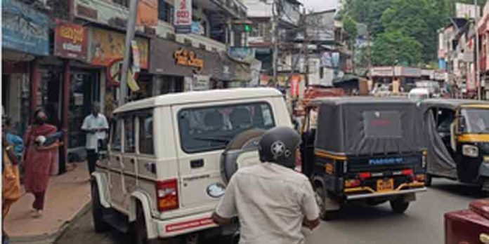മുണ്ടക്കയത്തെ ഗതാഗത കുരുക്കില് വലഞ്ഞ് നാട്ടുകാര് മുണ്ടക്കയത്തെ ഗതാഗത കുരുക്കില് വലഞ്ഞ് നാട്ടുകാര്