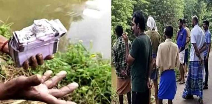 വാമനപുരത്ത് നദിയില് 500 രൂപയുടെ നോട്ടുകെട്ടുകള് കണ്ടെത്തി വാമനപുരത്ത് നദിയില് 500 രൂപയുടെ നോട്ടുകെട്ടുകള് കണ്ടെത്തി