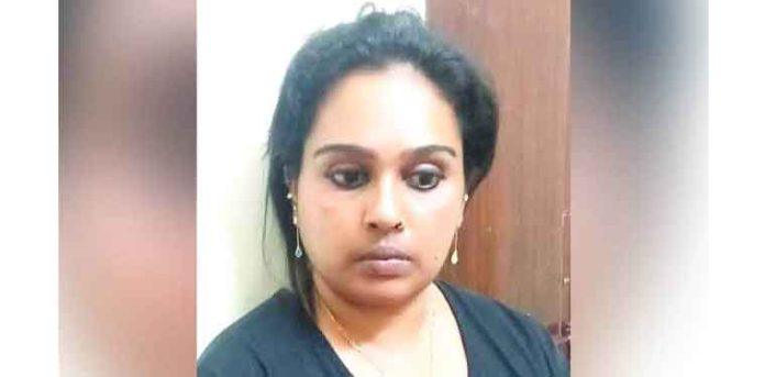 ഫോണിലൂടെ പരിചയപ്പെട്ട് ലക്ഷങ്ങള് തട്ടിയെടുത്ത യുവതി പോലീസ് പിടിയില് ഫോണിലൂടെ പരിചയപ്പെട്ട് ലക്ഷങ്ങള് തട്ടിയെടുത്ത യുവതി പോലീസ് പിടിയില്