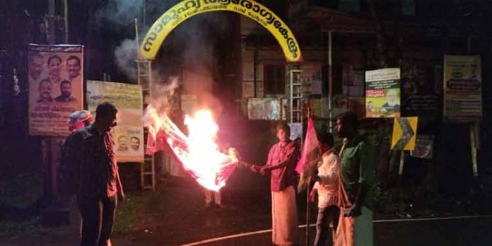 പെരുനാട്ടില് യൂത്ത് കോൺഗ്രസ് പ്രതിഷേധം ; ആരോഗ്യ മന്ത്രിയുടെ കോലം കത്തിച്ചു പെരുനാട്ടില് യൂത്ത് കോൺഗ്രസ് പ്രതിഷേധം ; ആരോഗ്യ മന്ത്രിയുടെ കോലം കത്തിച്ചു