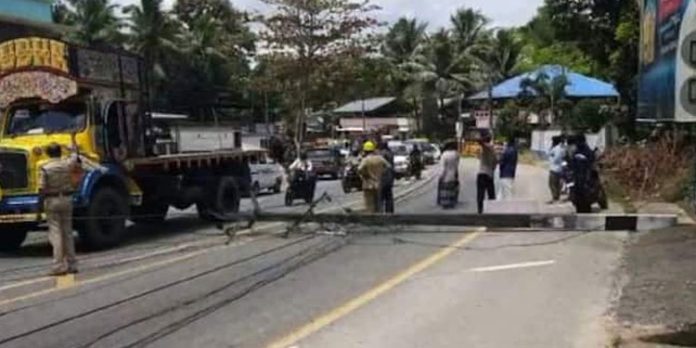 ഓടിക്കൊണ്ടിരുന്ന വാഹനങ്ങൾക്ക് മുകളിൽ ഇലക്ട്രിക് പോസ്റ്റ് ഒടിഞ്ഞുവീണു ഓടിക്കൊണ്ടിരുന്ന വാഹനങ്ങൾക്ക് മുകളിൽ ഇലക്ട്രിക് പോസ്റ്റ് ഒടിഞ്ഞുവീണു