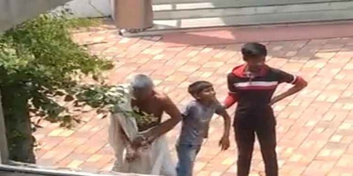 ബദാം കഴിച്ചുവെന്ന സംശയത്തില് ദളിത് ബാലനെ തല്ലി ; പൂജാരിക്കെതിരെ പോലീസ് കേസെടുത്തു ബദാം കഴിച്ചുവെന്ന സംശയത്തില് ദളിത് ബാലനെ തല്ലി ; പൂജാരിക്കെതിരെ പോലീസ് കേസെടുത്തു