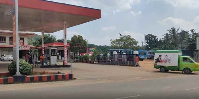 ഭൂമാഫിയാക്ക് കുടപിടിച്ച് ഉദ്യോഗസ്ഥര് ; മൈലപ്രാ പള്ളിപ്പടിയില് അനുമതിയില്ലാതെ നികത്തിയത് ഏക്കറുകണക്കിന് വയലുകള് ഭൂമാഫിയാക്ക് കുടപിടിച്ച് ഉദ്യോഗസ്ഥര് ; മൈലപ്രാ പള്ളിപ്പടിയില് അനുമതിയില്ലാതെ നികത്തിയത് ഏക്കറുകണക്കിന് വയലുകള്