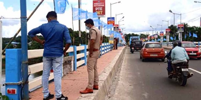 ആത്മഹത്യാ മുനമ്പായി റാന്നി പാലം ; പമ്പാ നദിയിലേക്ക് ചാടിയ യുവാവിനുവേണ്ടി തെരച്ചില് തുടരുന്നു ആത്മഹത്യാ മുനമ്പായി റാന്നി പാലം ; പമ്പാ നദിയിലേക്ക് ചാടിയ യുവാവിനുവേണ്ടി തെരച്ചില് തുടരുന്നു