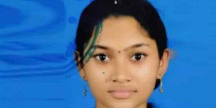 ജപ്തി ചെയ്തതിൽ മനംനൊന്ത് ജീവനൊടുക്കിയ വിദ്യാര്ഥിനിയുടെ മുത്തച്ഛനെക്കൊണ്ട് രേഖകളില് ഒപ്പിട്ടു വാങ്ങി ജപ്തി ചെയ്തതിൽ മനംനൊന്ത് ജീവനൊടുക്കിയ വിദ്യാര്ഥിനിയുടെ മുത്തച്ഛനെക്കൊണ്ട് രേഖകളില് ഒപ്പിട്ടു വാങ്ങി