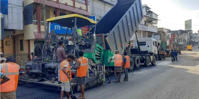 പുനലൂർ – മൂവാറ്റുപുഴ പാത – കോന്നിയിലെ ടാറിങ്ങിനിടയില് വാഹനങ്ങളിൽ ടാര് തെറിക്കുന്നത് പതിവാകുന്നു പുനലൂർ – മൂവാറ്റുപുഴ പാത – കോന്നിയിലെ ടാറിങ്ങിനിടയില് വാഹനങ്ങളിൽ ടാര് തെറിക്കുന്നത് പതിവാകുന്നു