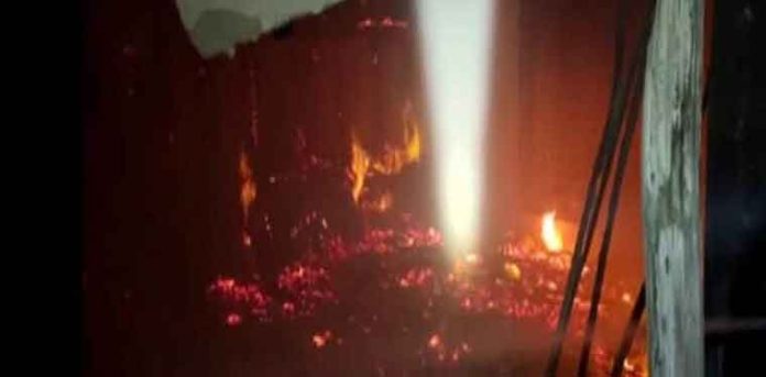 ആന്ധ്ര പ്രദേശില് ആശുപത്രി കെട്ടിടത്തില് തീ പിടിത്തം ; ഡോക്ടറും രണ്ട് മക്കളും മരിച്ചു ആന്ധ്ര പ്രദേശില് ആശുപത്രി കെട്ടിടത്തില് തീ പിടിത്തം ; ഡോക്ടറും രണ്ട് മക്കളും മരിച്ചു