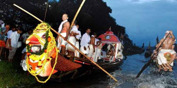 തിരുവോണ സദ്യക്കുള്ള വിഭവങ്ങളുമായി തിരുവോണത്തോണി ആറന്മുള ക്ഷേത്രത്തില് എത്തി തിരുവോണ സദ്യക്കുള്ള വിഭവങ്ങളുമായി തിരുവോണത്തോണി ആറന്മുള ക്ഷേത്രത്തില് എത്തി