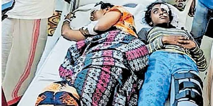 കമാനം പൊളിച്ചു മാറ്റുന്നതിനടിയിൽപ്പെട്ട് സ്കൂട്ടർ യാത്രക്കാരിയായ അമ്മയ്ക്കും മകൾക്കും പരുക്ക് കമാനം പൊളിച്ചു മാറ്റുന്നതിനടിയിൽപ്പെട്ട് സ്കൂട്ടർ യാത്രക്കാരിയായ അമ്മയ്ക്കും മകൾക്കും പരുക്ക്