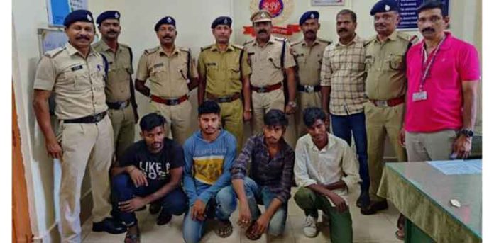 16 കാരിയെ കൂട്ടബലാത്സംഗത്തിനിരയാക്കിയ സംഭവത്തില് നാലു പേര് പിടിയില് 16 കാരിയെ കൂട്ടബലാത്സംഗത്തിനിരയാക്കിയ സംഭവത്തില് നാലു പേര് പിടിയില്