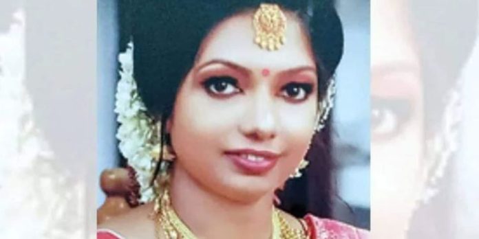 നമ്പര് ബ്ലോക്ക് ചെയ്തു, പത്തുലക്ഷം ആവശ്യപ്പെട്ടു ; കൊല്ലത്തെ യുവതിയുടെ ആത്മഹത്യയില് ഭര്തൃവീട്ടുകാര്ക്കെതിരെ കുടുംബം നമ്പര് ബ്ലോക്ക് ചെയ്തു, പത്തുലക്ഷം ആവശ്യപ്പെട്ടു ; കൊല്ലത്തെ യുവതിയുടെ ആത്മഹത്യയില് ഭര്തൃവീട്ടുകാര്ക്കെതിരെ കുടുംബം