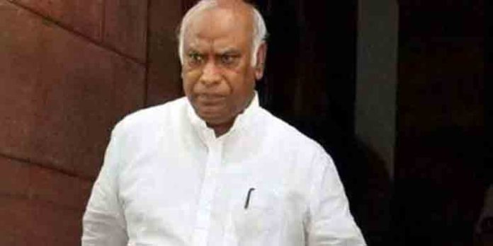 രാജ്യസഭാ പ്രതിപക്ഷ നേതാവ് സ്ഥാനം രാജിവെച്ച് മല്ലികാര്ജ്ജുൻ ഖാര്ഗെ രാജ്യസഭാ പ്രതിപക്ഷ നേതാവ് സ്ഥാനം രാജിവെച്ച് മല്ലികാര്ജ്ജുൻ ഖാര്ഗെ